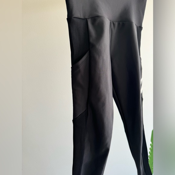 Peloton black logo leggings with 2 side pockets, size small - Picture 11 of 13